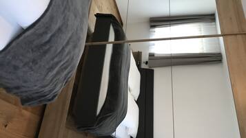 2 bedrooms, travel crib, free WiFi, bed sheets