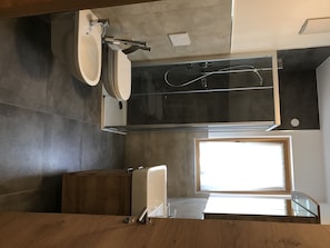 Douche, sĂšche-cheveux, bidet, serviettes fournies