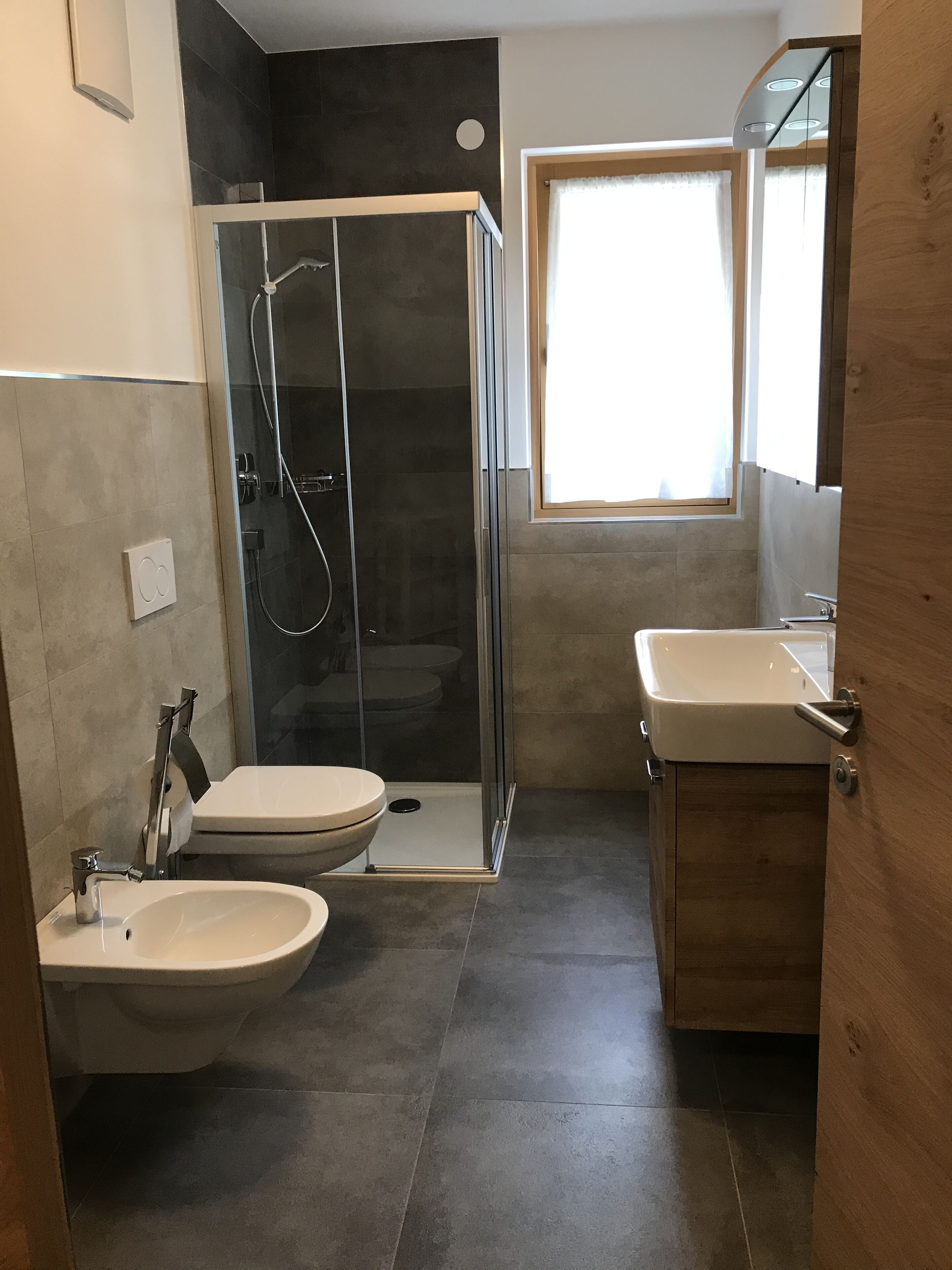 Douche, sèche-cheveux, bidet, serviettes fournies