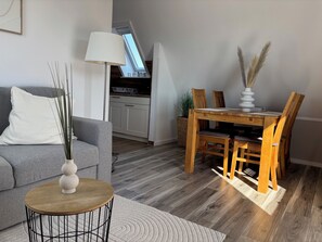 Fernseher, DVD-Player, Stereoanlage