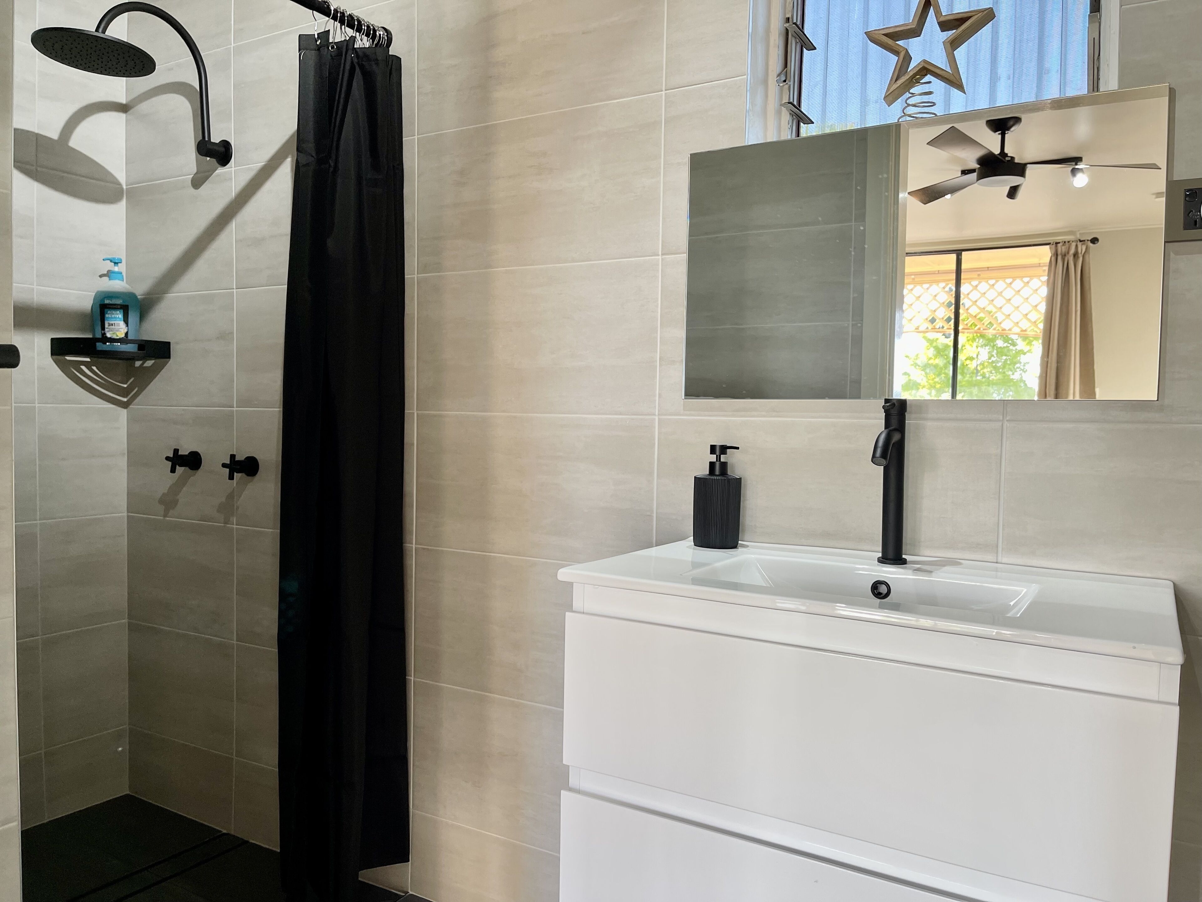 高級雙人房, 1 張加大雙人床 | 浴室 | 淋浴設備、毛巾