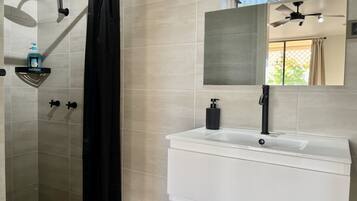 Superior Double Room, 1 Queen Bed | Bathroom | Shower, towels