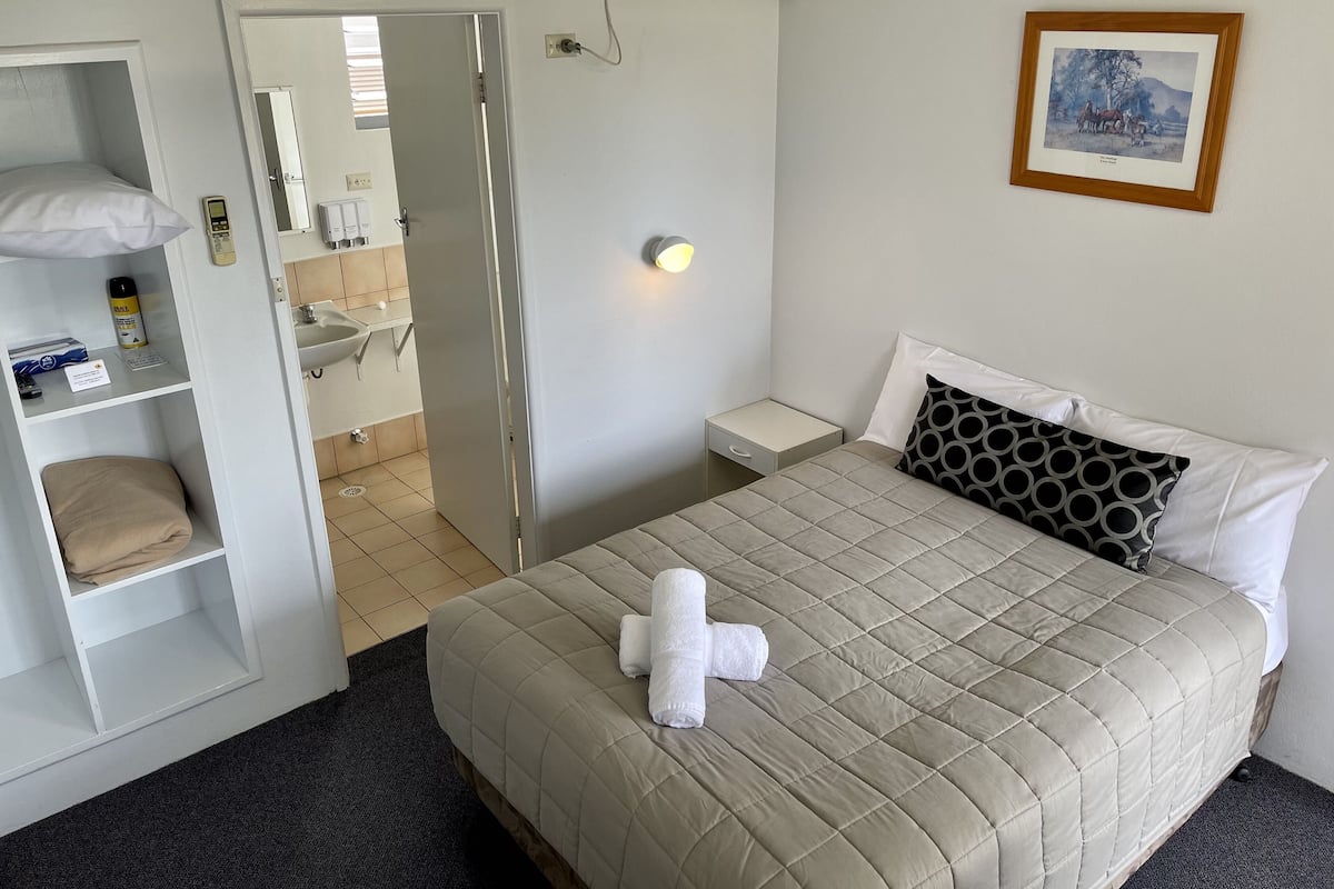 Habitación estándar, 1 cama Queen size | Edredón, escritorio, espacio para trabajar con laptop y insonorización