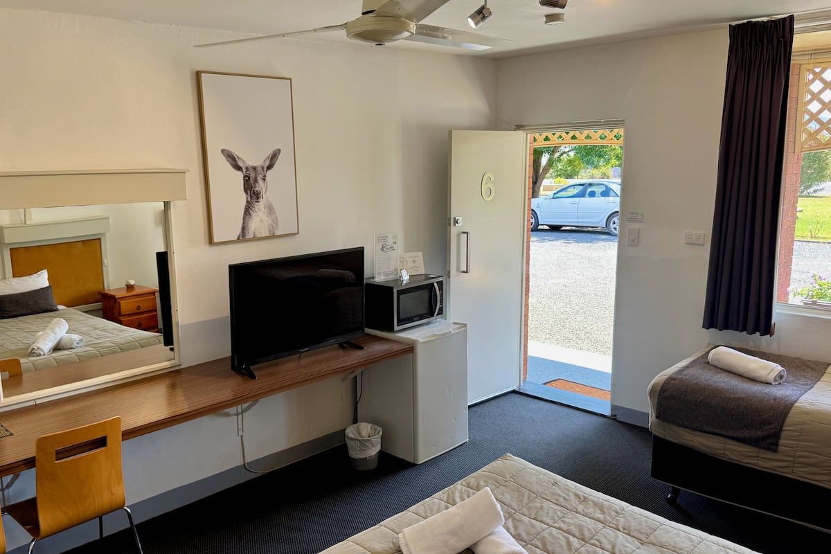Habitación Deluxe con 1 cama matrimonial o 2 individuales, varias camas, para no fumadores | Edredón, escritorio, espacio para trabajar con laptop y insonorización
