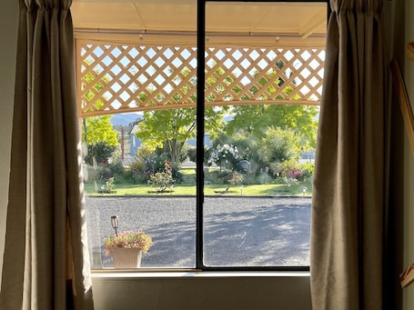 Superior-Doppelzimmer, 1 Queen-Bett | Daunenbettdecken, Schreibtisch, laptopgeeigneter Arbeitsplatz. Quirindi Sunflower Motor Inn