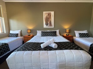 豪華四人房, 多張床 | 羽絨被、書桌、筆電工作空間、隔音