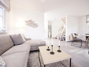 Flat-screen TV, fireplace