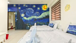 4 人部屋 バルコニー (3A) | 羽毛の掛け布団、デスク、WiFi (無料)、ベッドシーツ