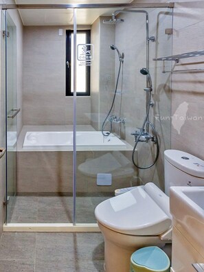 Deluxe Double Room, Bathtub (2A) | Bathroom | Free toiletries, hair dryer, slippers, towels - Art Ocean (Tainan)