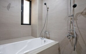 Deluxe Double Room, Bathtub (2A) | Bathroom | Free toiletries, hair dryer, slippers, towels - Art Ocean (Tainan)