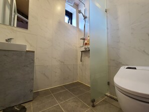 Ducha, artículos de tocador gratuitos, secador de pelo, batas