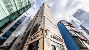 A hotel with a modern design, featuring a prominent entrance and a visible sign. - MG Hotel Jonggak (Seoul)