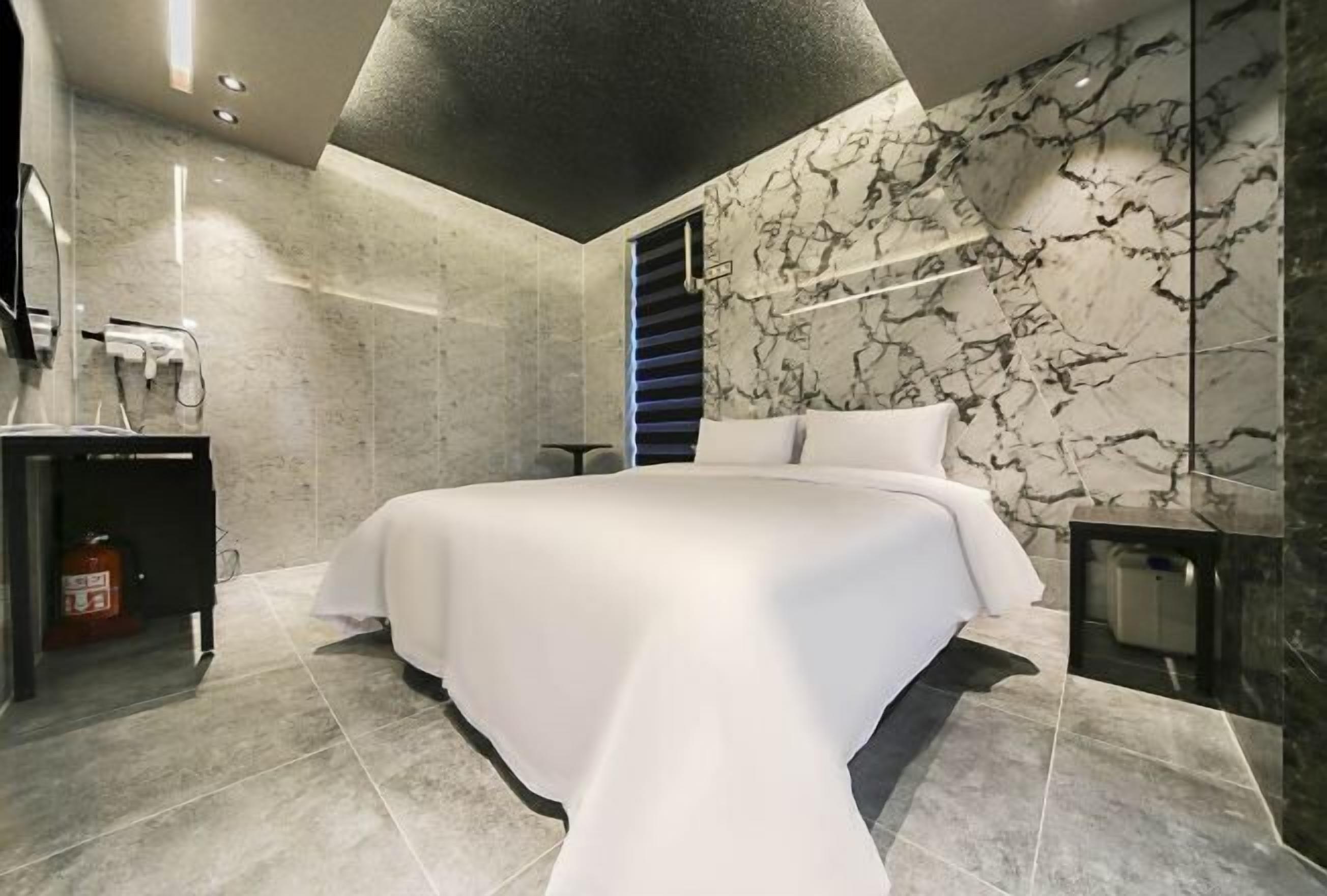 1 bedroom, premium bedding, down comforters, memory foam beds