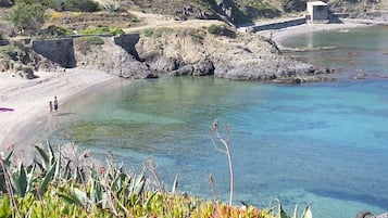 在海滩、沙滩椅