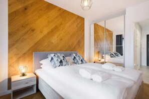 1 slaapkamer, een bureau, een strijkplank/strijkijzer, wifi