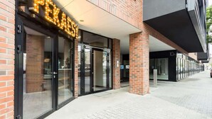Un edificio de ladrillo con escaparate de vidrio y un letrero que dice "PEKACERY".