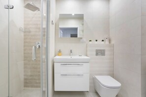 Een douche, een haardroger, handdoeken