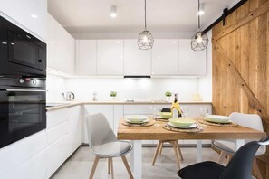 ثلاجة، ميكروويف، فرن، موقد طهي مسطح