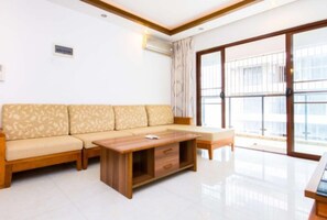 Elite Apartment, 2 Bedrooms, Garden View | Blackout drapes, free WiFi