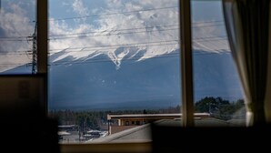 Näkymä ikkunasta, taustalla vuori.