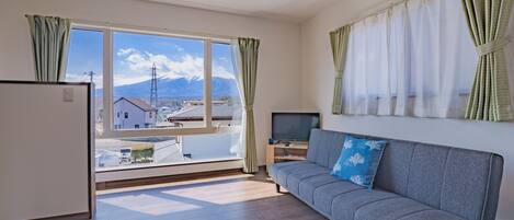 30–tuumainen taulutelevisio, jossa kaapelikanavat