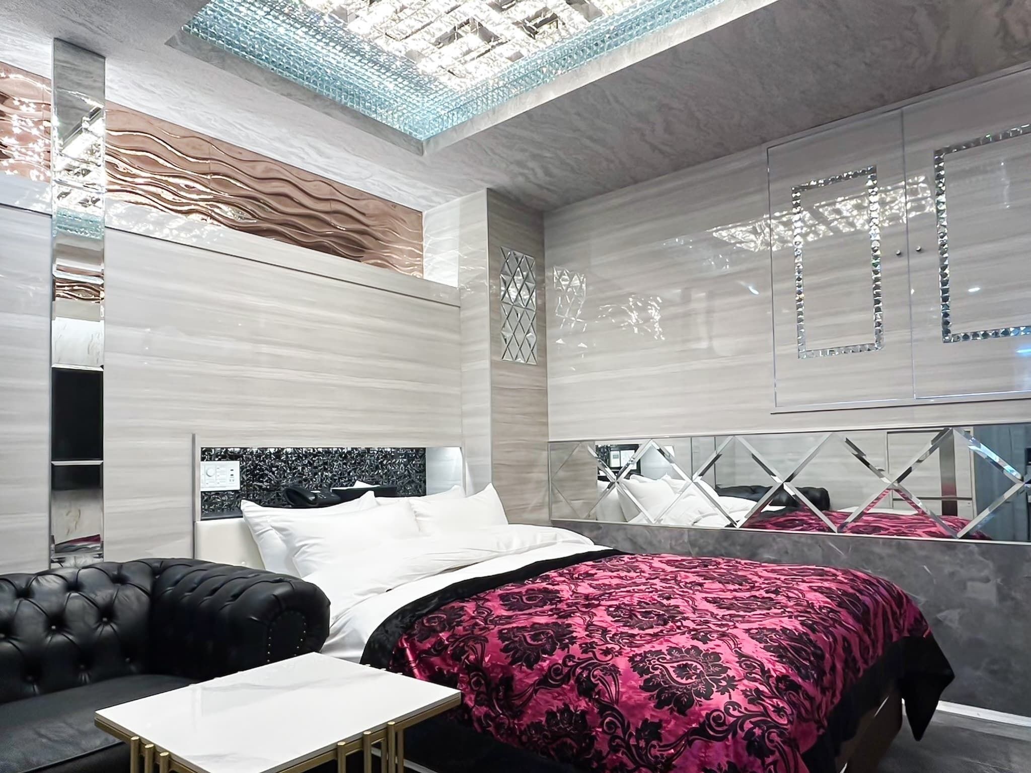 Desk, soundproofing, free WiFi, bed sheets