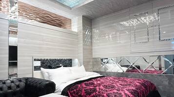Desk, soundproofing, free WiFi, bed sheets