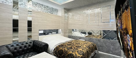 Desk, soundproofing, free WiFi, bed sheets