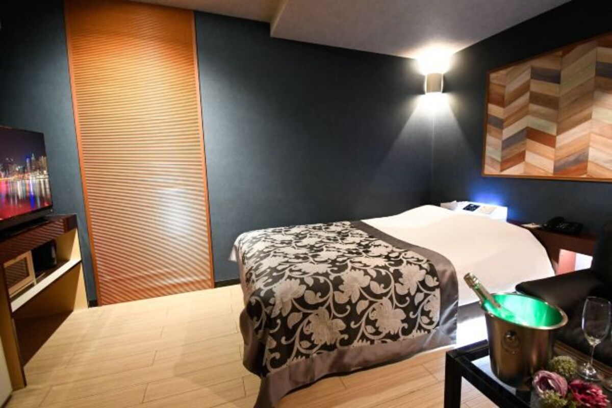 Een bureau, geluiddichte muren, gratis wifi, beddengoed