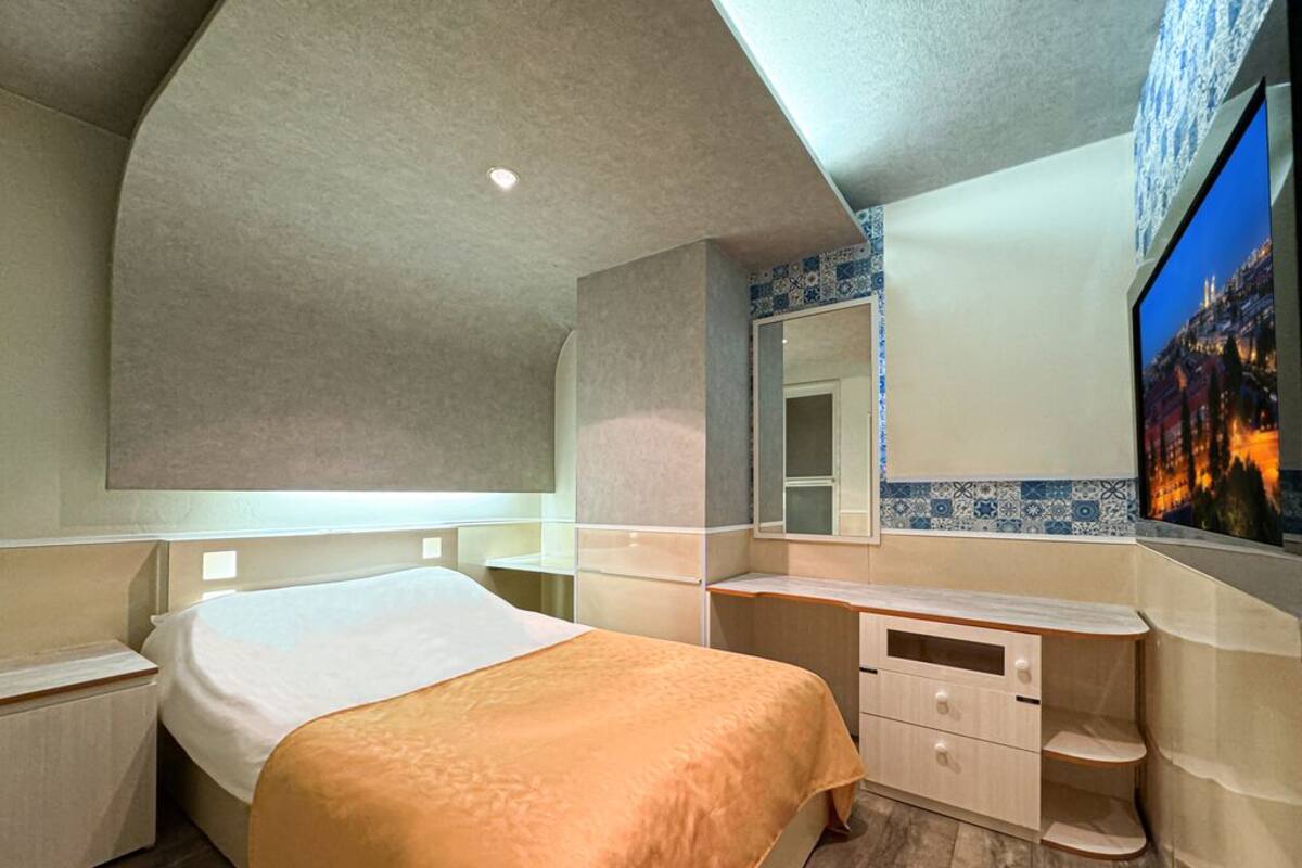 Desk, soundproofing, WiFi (free), bed sheets