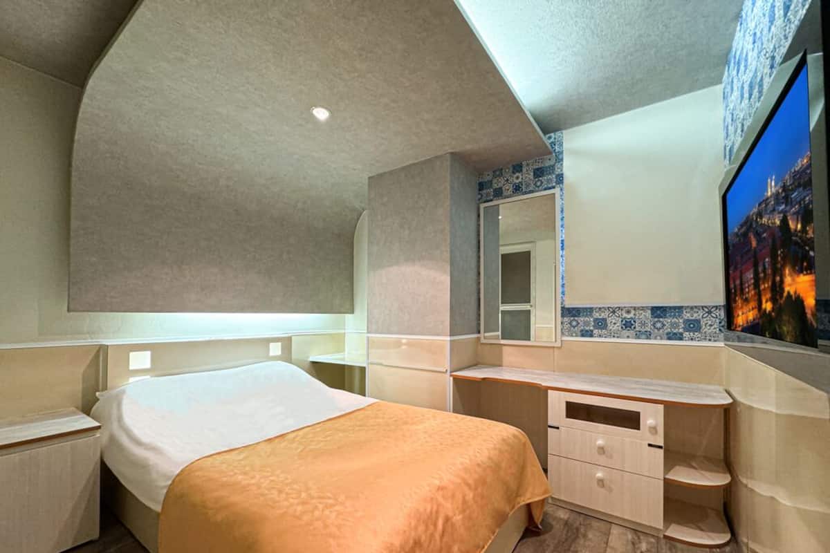 Desk, soundproofing, WiFi (free), bed sheets