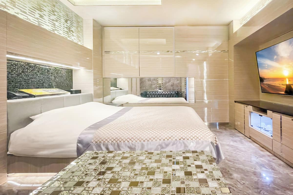 Suite Double Room, Smoking | Desk, soundproofing, WiFi (free), bed sheets