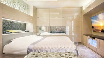 Suite Double Room, Smoking | Desk, soundproofing, free WiFi, bed sheets