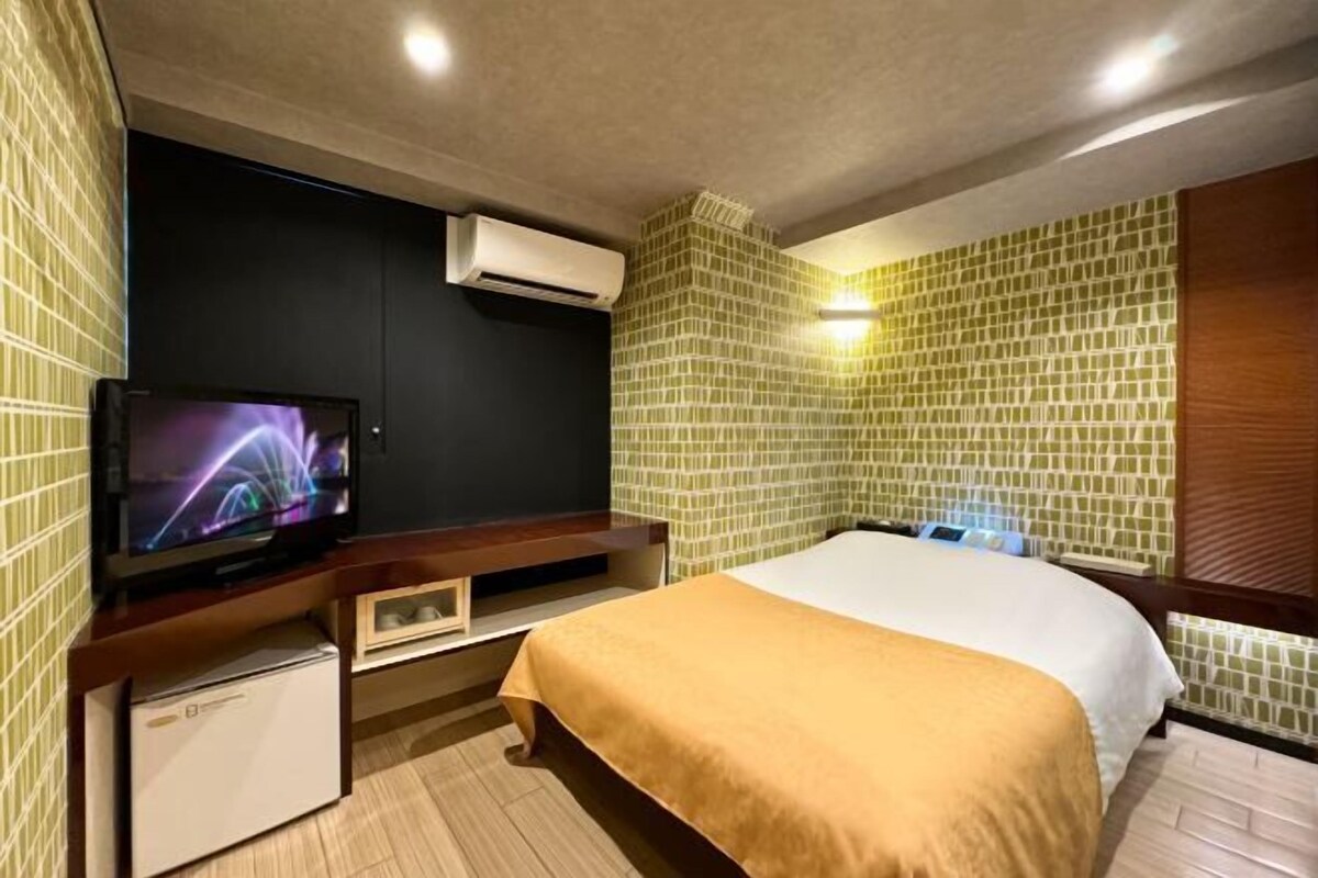 Escritorio, sistema de insonorización, wifi gratis y ropa de cama 