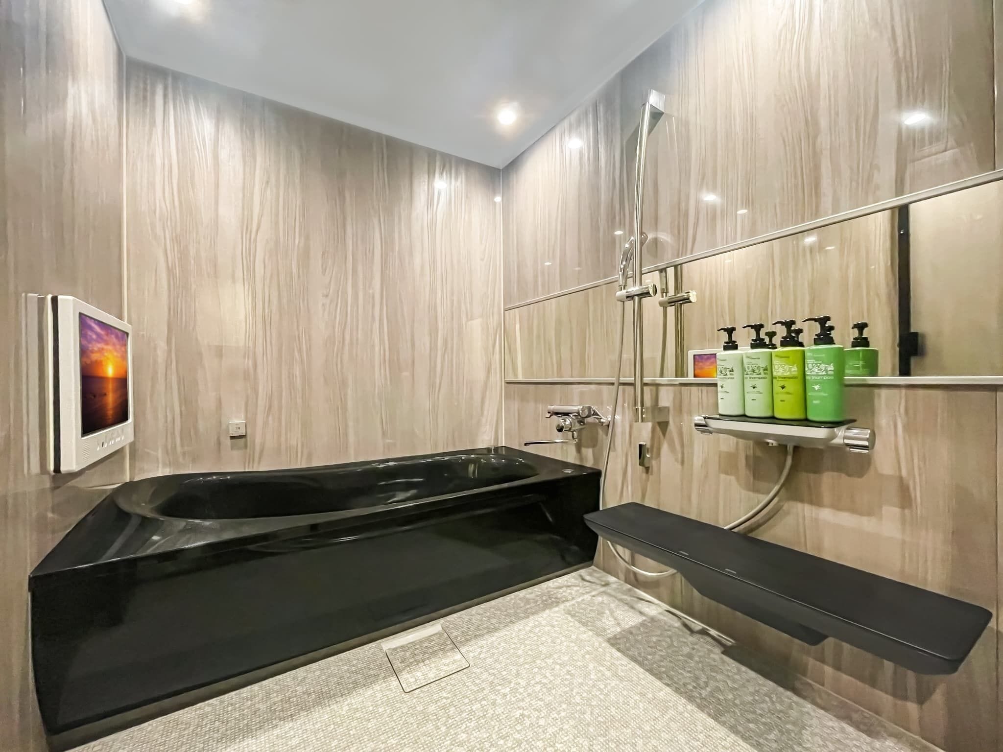スイートダブルルーム 喫煙可 | バスルーム | シ ャワー付き浴槽、バスアメニティ (無料)、ヘアドライヤー、スリッパ