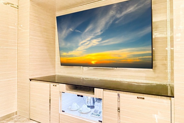 Suite Double Room, Smoking | Desk, soundproofing, WiFi (free), bed sheets