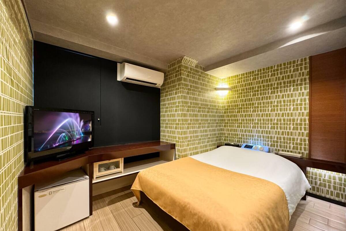 Desk, soundproofing, WiFi (free), bed sheets