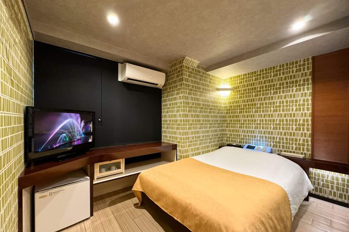 Desk, soundproofing, WiFi (free), bed sheets