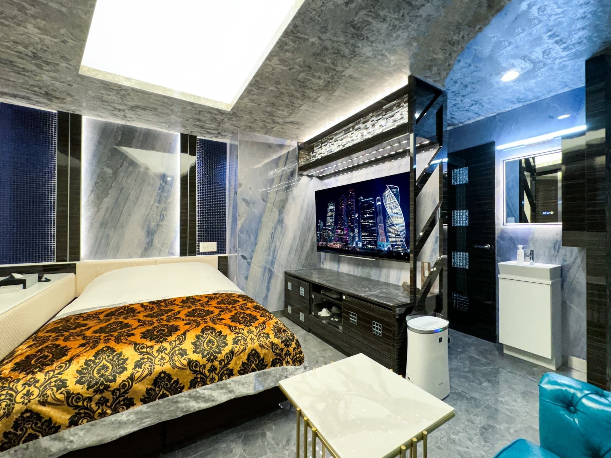 Desk, soundproofing, free WiFi, bed sheets