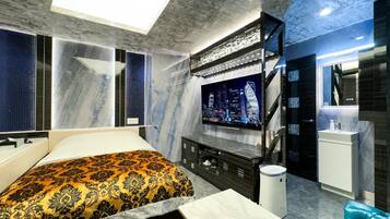 Desk, soundproofing, free WiFi, bed sheets