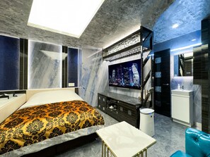Desk, soundproofing, free WiFi, bed sheets - Hotel Century (Chiba)