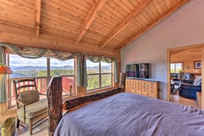 3 slaapkamers, een bureau, een strijkplank/strijkijzer, reisbedje