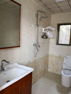 Elite Double Room, Courtyard View | Bathroom