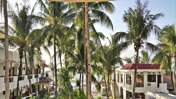 Property grounds - Mindorinne Oriental Beach Resort (Puerto Galera)