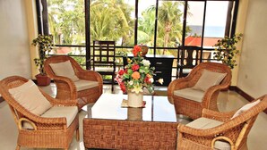 Lobby sitting area - Mindorinne Oriental Beach Resort (Puerto Galera)
