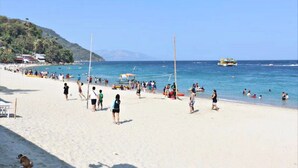 On the beach, white sand - Mindorinne Oriental Beach Resort (Puerto Galera)