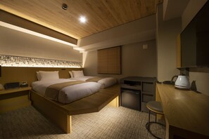 A modern bedroom with a bed, bedside tables, a desk, and a chair. - HOTEL AMANEK Kamata Ekimae (Tokyo)
