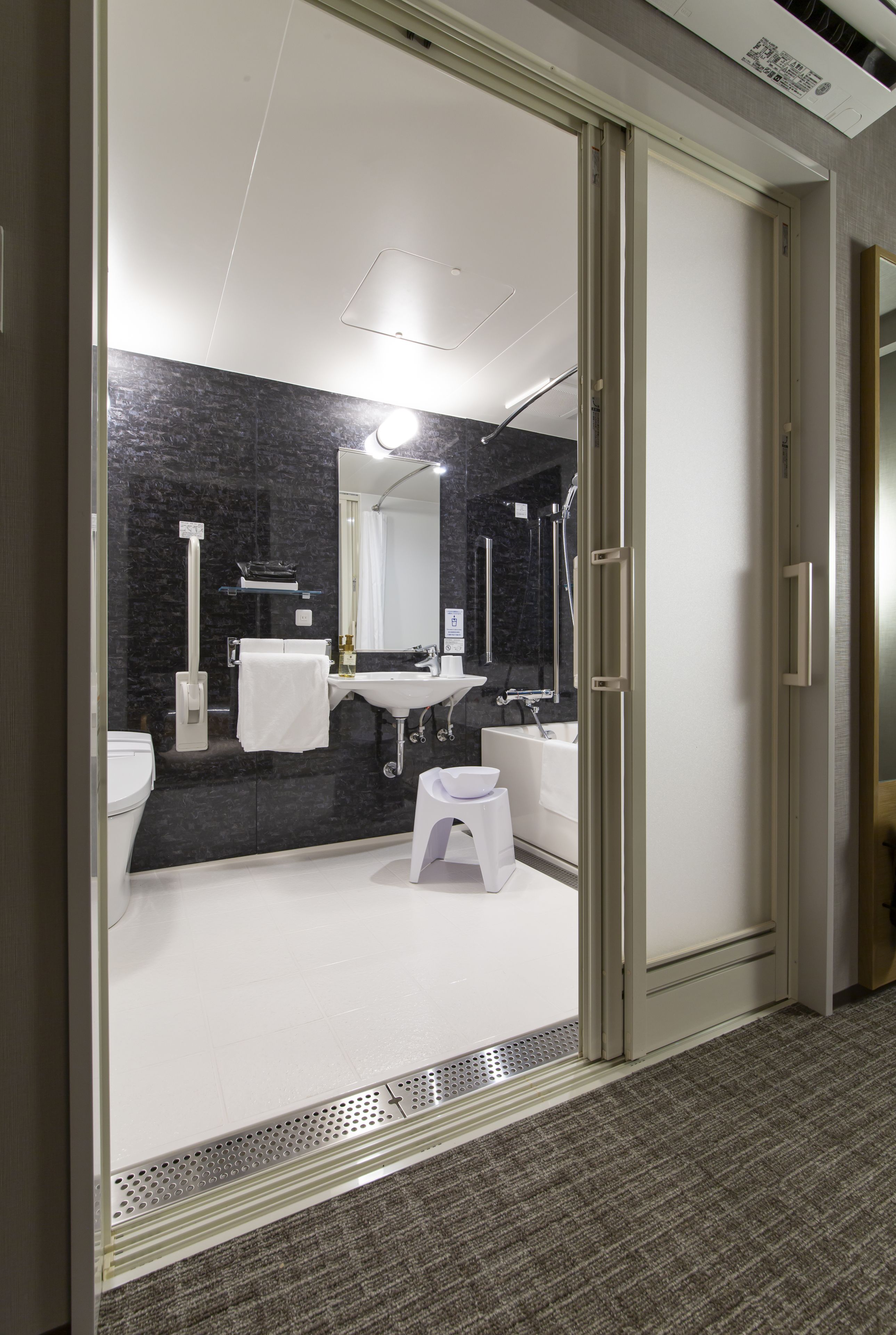 standard twin room, accessible | bathroom | free toiletries, hair dryer, bathrobes, slippers