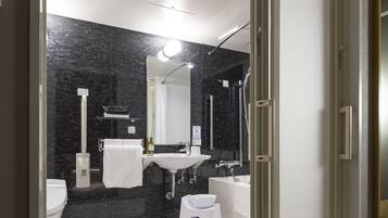 Habitación estándar con 2 camas individuales, con acceso para personas discapacitadas | Baño | Amenidades de baño gratuitas, secadora de cabello, batas, pantuflas