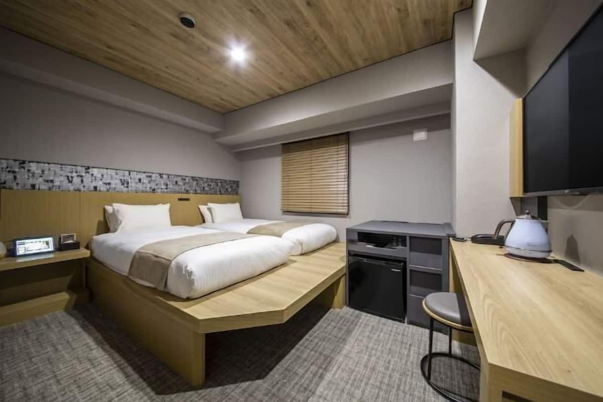 1 bedroom, desk, laptop workspace, blackout drapes